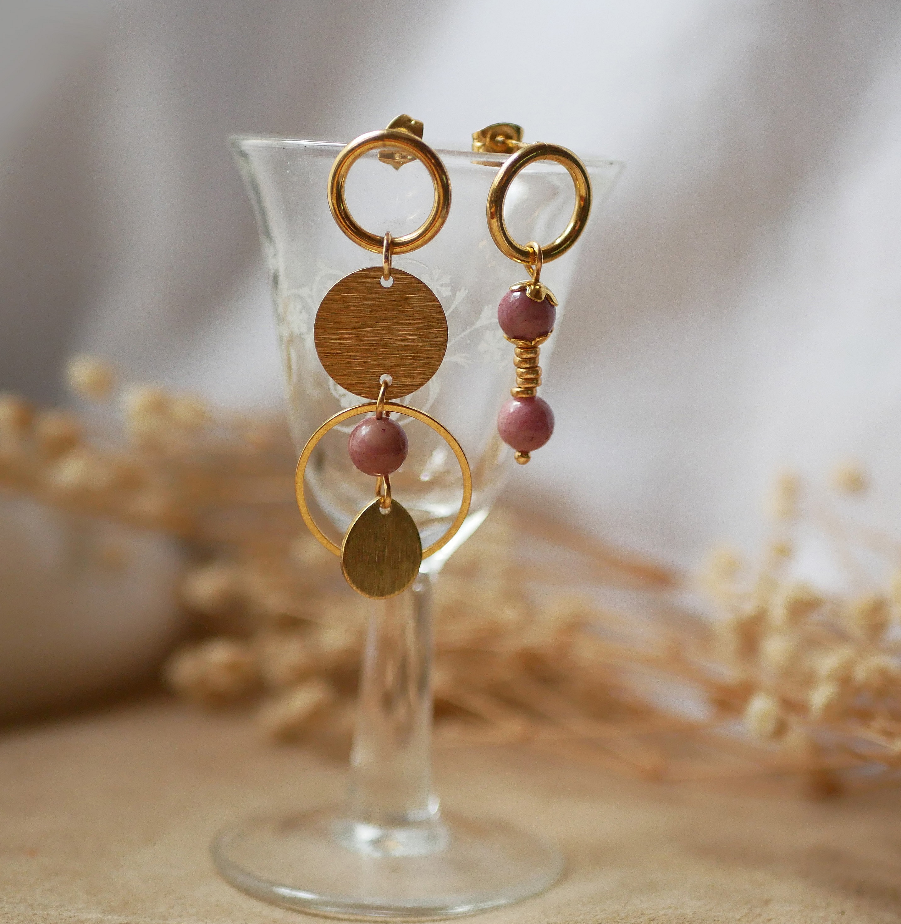 Solo-&oslash;rering med gullringer og sirkler og rosa rhodonittperle