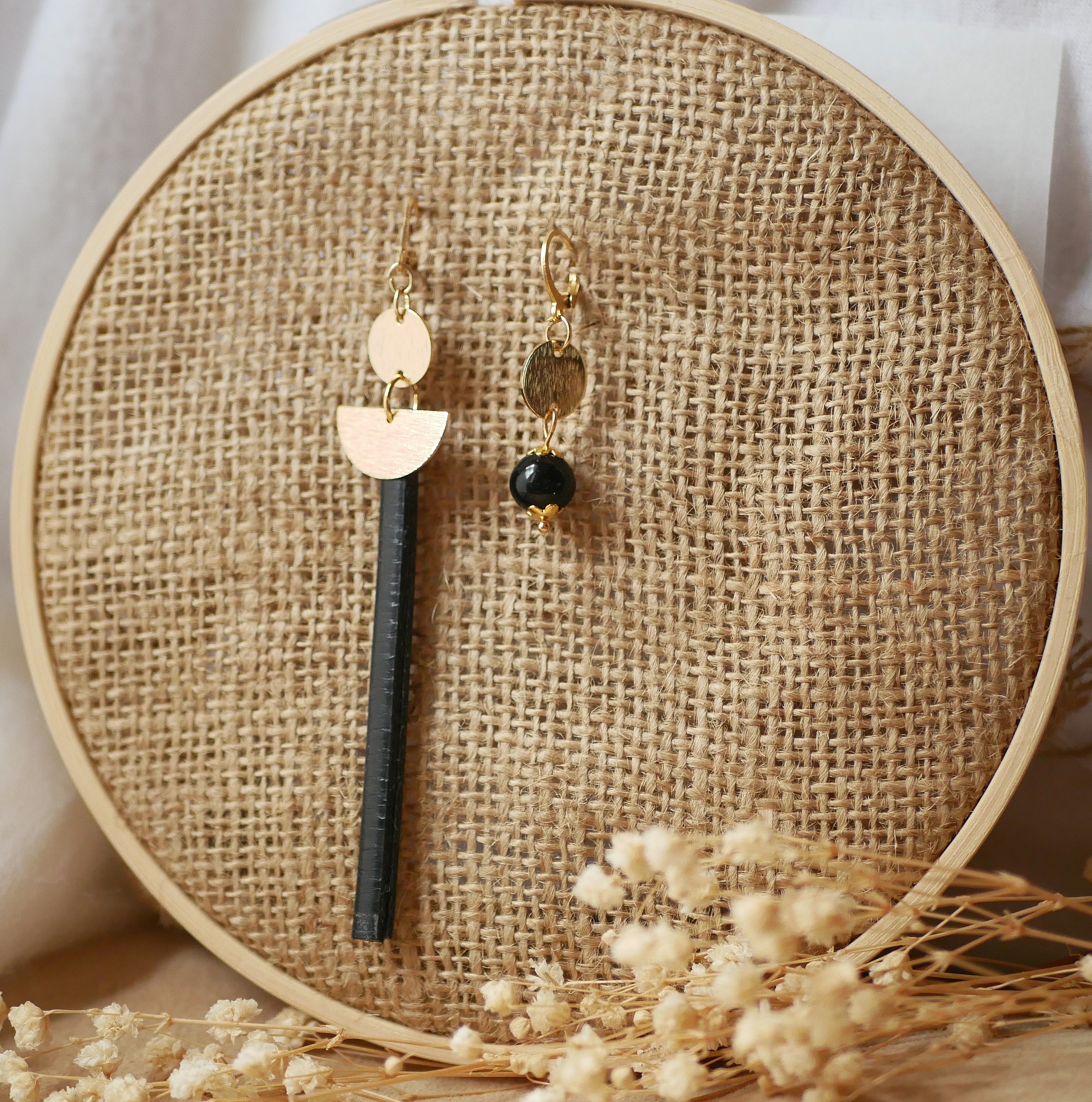 Solo-&oslash;rering med rund svart perle