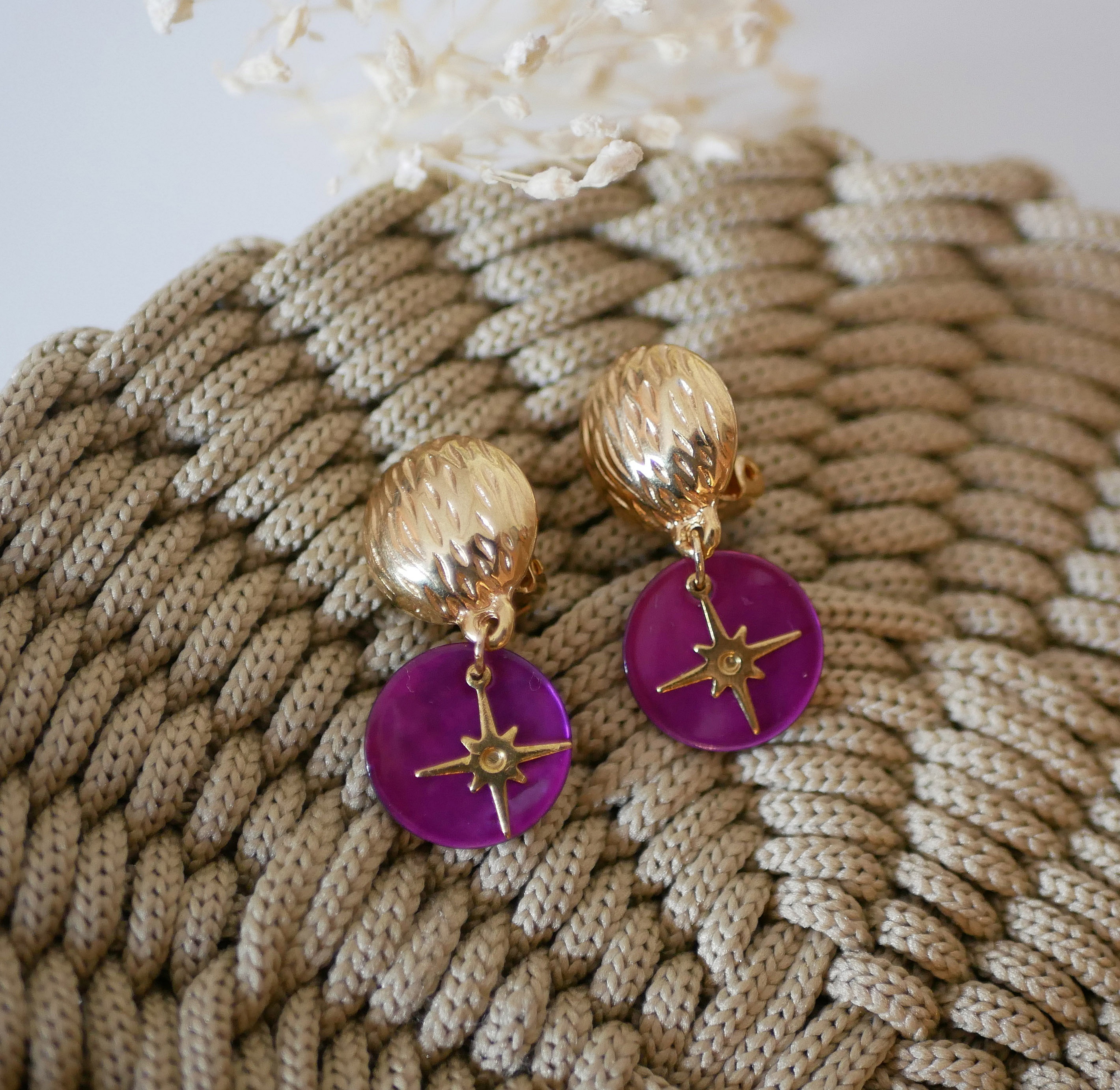 Fuchsia clip-&oslash;redobber fra "Les nacr&eacute;es"-kolleksjonen 