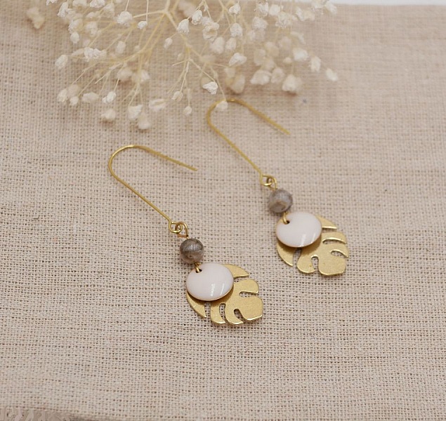 &Oslash;redobber, r&aring; messing monstera blader og hvite paljetter