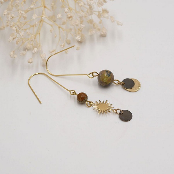 &Oslash;redobber i r&aring; messing med sol og steiner