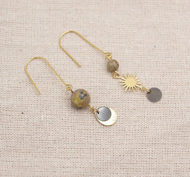 &Oslash;redobber i r&aring; messing med sol og steiner