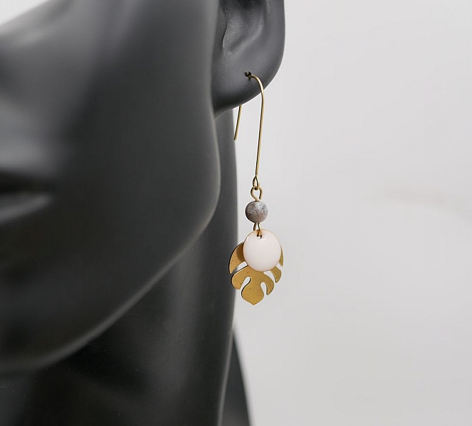 &Oslash;redobber, r&aring; messing monstera blader og hvite paljetter