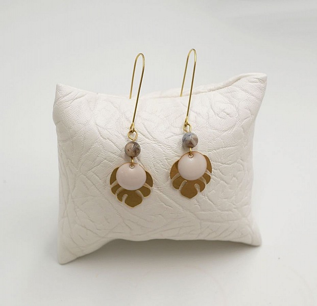 &Oslash;redobber, r&aring; messing monstera blader og hvite paljetter