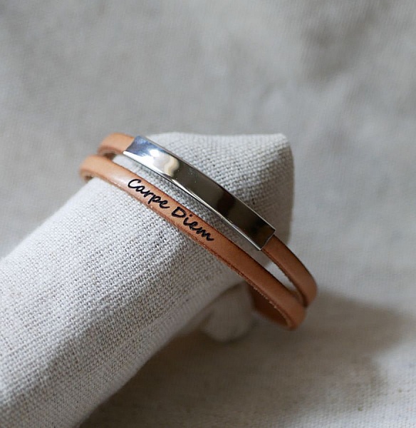 Metallstangarmb&aring;nd i l&aelig;r, dobbel sving 