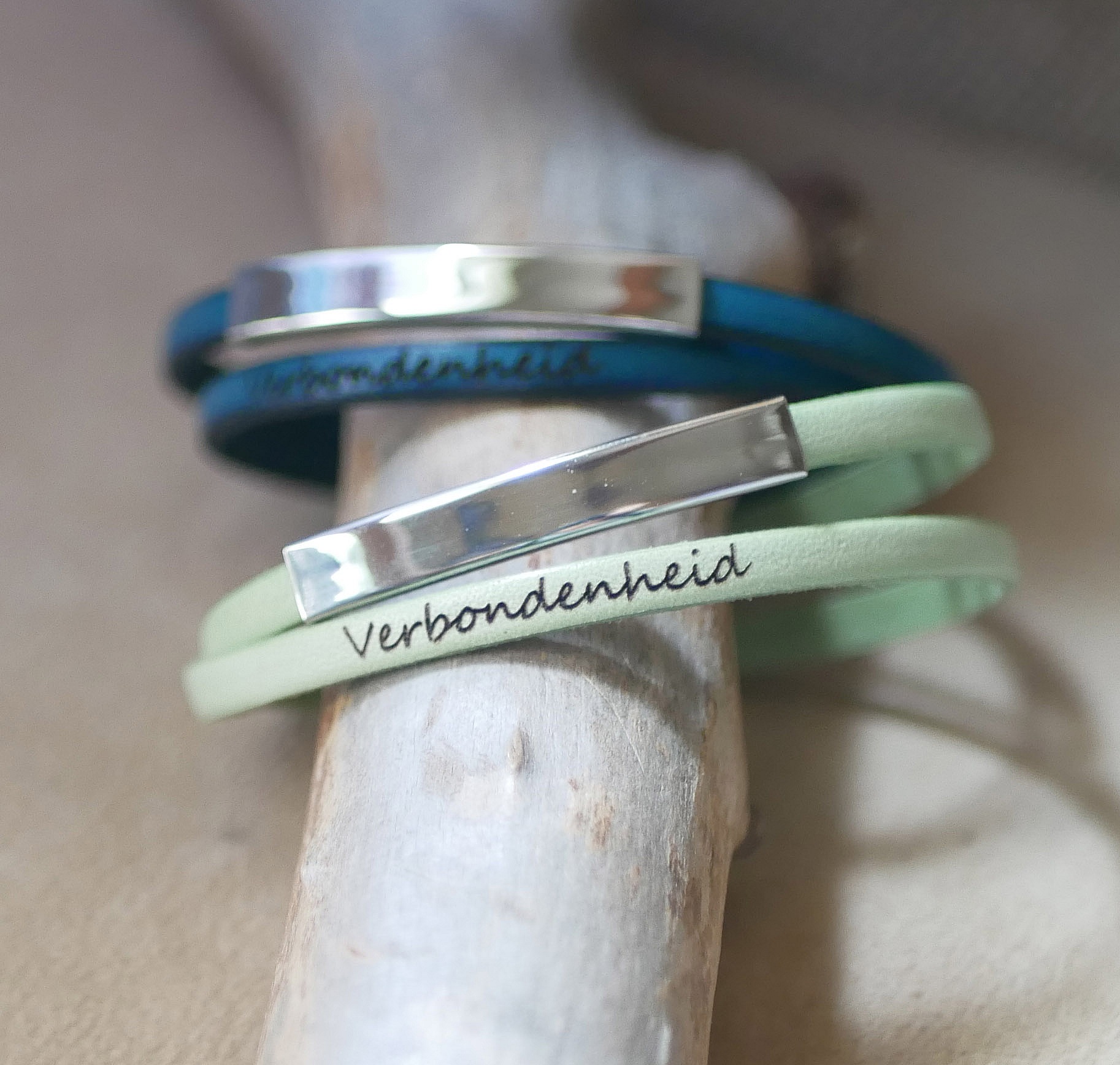 Metallstangarmb&aring;nd i l&aelig;r, dobbel sving 