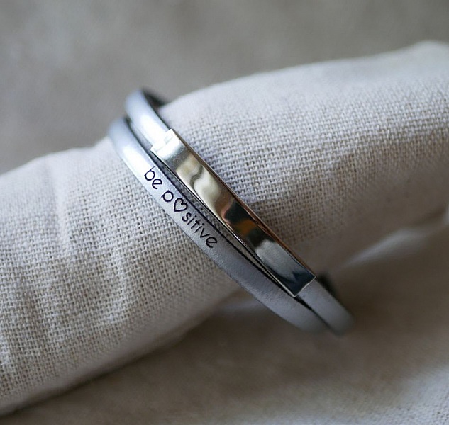 Metallstangarmb&aring;nd i l&aelig;r, dobbel sving 