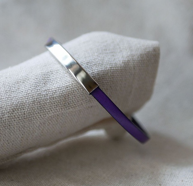 Metallstangarmb&aring;nd i l&aelig;r, enkelt sving 