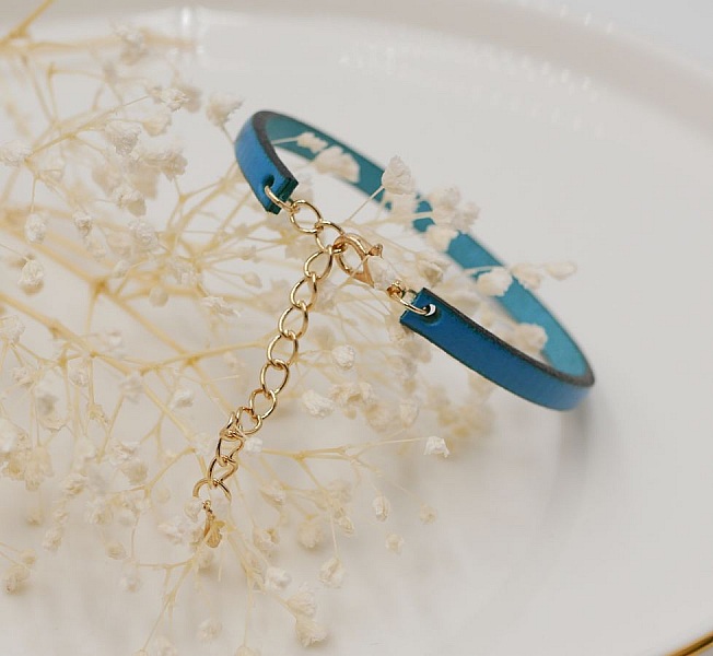 L&aelig;rarmb&aring;nd for kvinner som skal personaliseres ved gravering med gullkjede