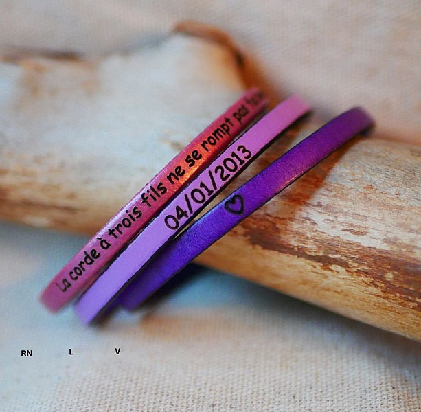 Fint ankelb&aring;nd i skinn som kan personaliseres med gravering