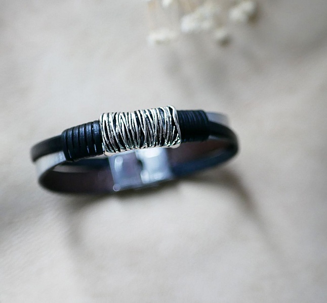 Tofarget armb&aring;nd i skinn og metall for personlig tilpasning