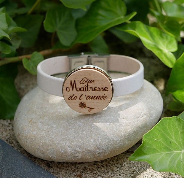 L&aelig;rarmb&aring;nd med gravert tre cabochon satt i s&oslash;lv