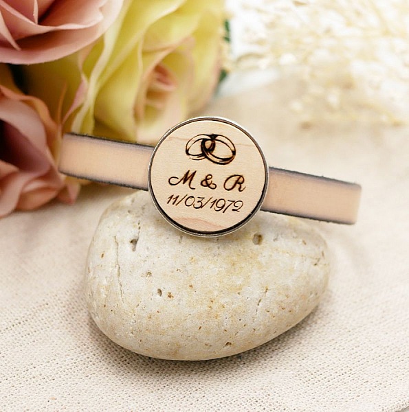 L&aelig;rarmb&aring;nd med gravert cabochon i tre innfattet i bronse