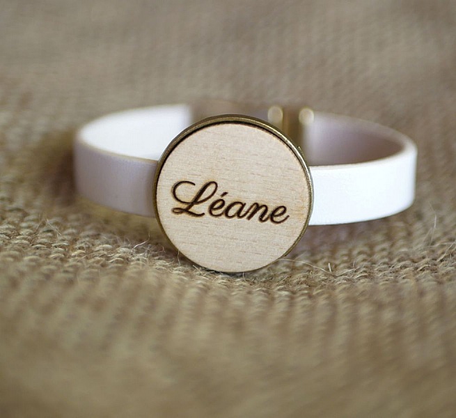 L&aelig;rarmb&aring;nd med gravert cabochon i tre innfattet i bronse