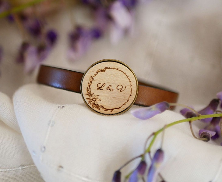 L&aelig;rarmb&aring;nd med gravert cabochon i tre innfattet i bronse