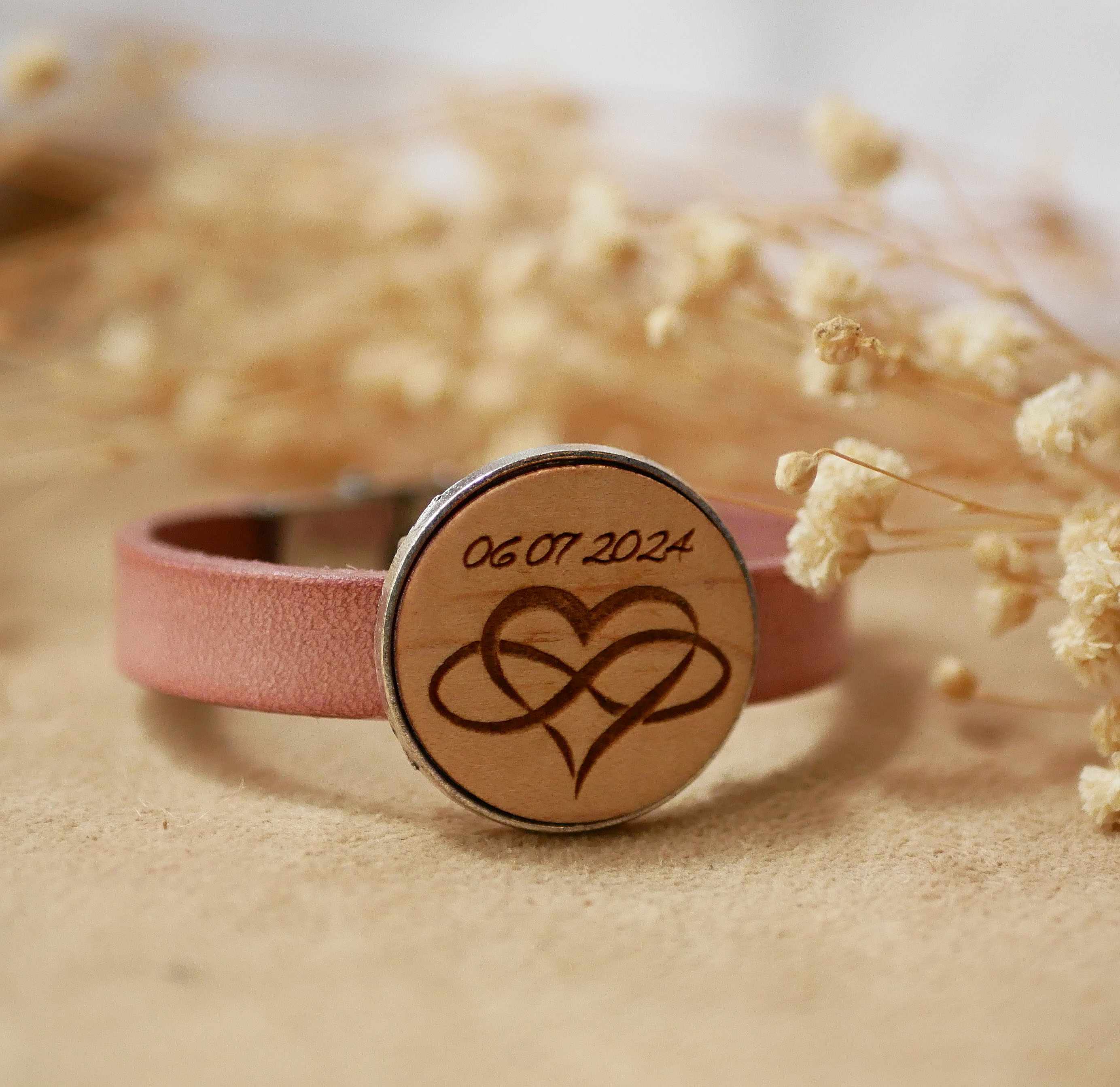 L&aelig;rarmb&aring;nd med gravert tre cabochon satt i s&oslash;lv