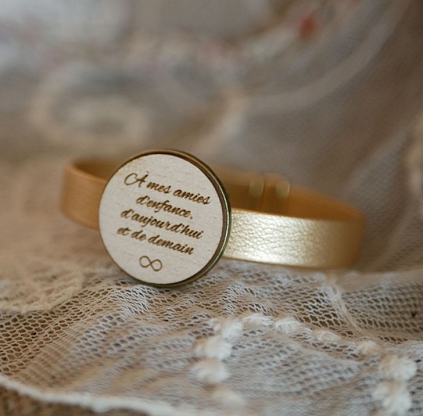 L&aelig;rarmb&aring;nd med gravert cabochon i tre innfattet i bronse