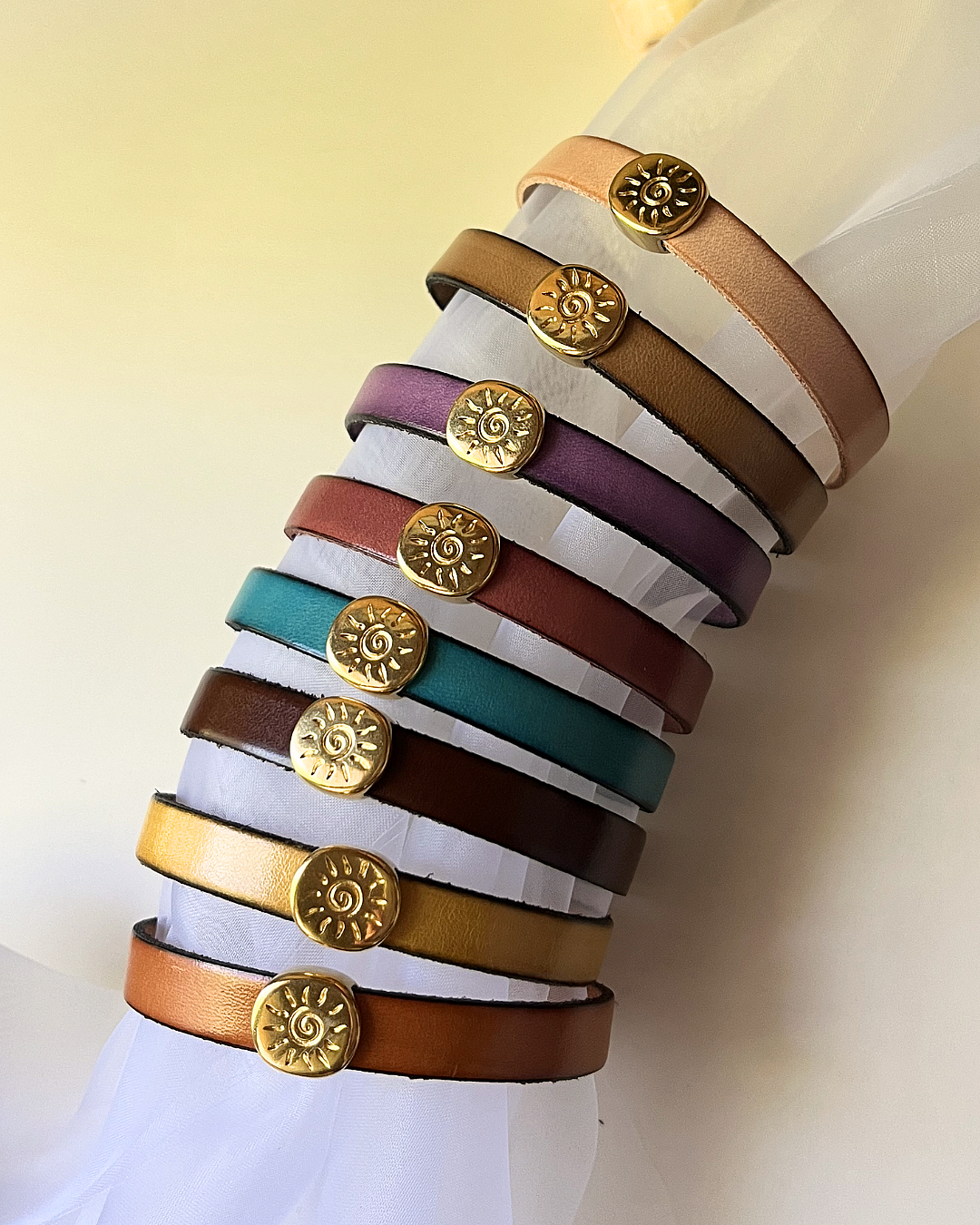 Bracelet cuir au cabochon soleil dor&eacute; pour femme 