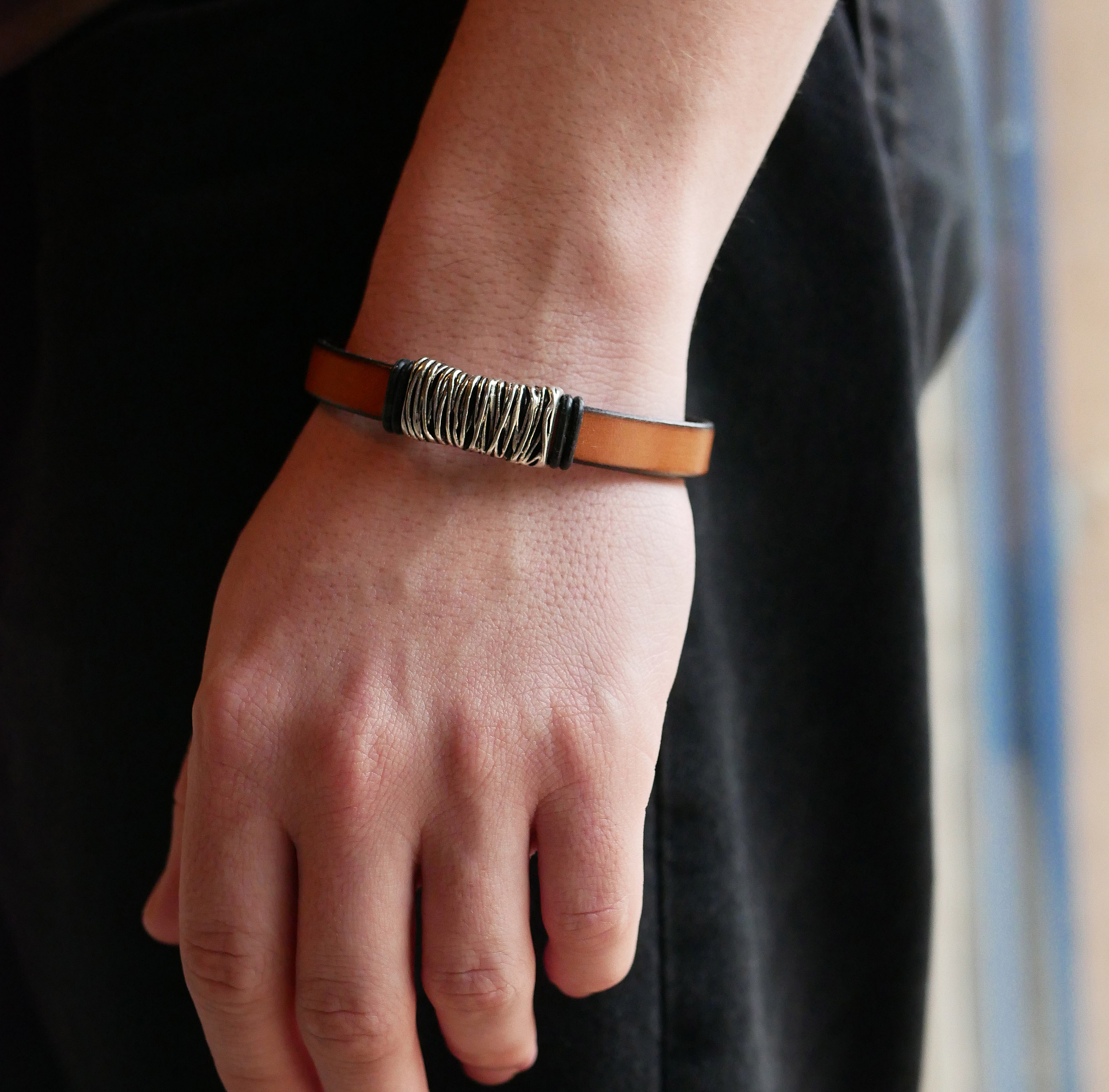 Kamelfarget l&aelig;rrem med flettet metalldekorasjon og T-formet l&aring;s