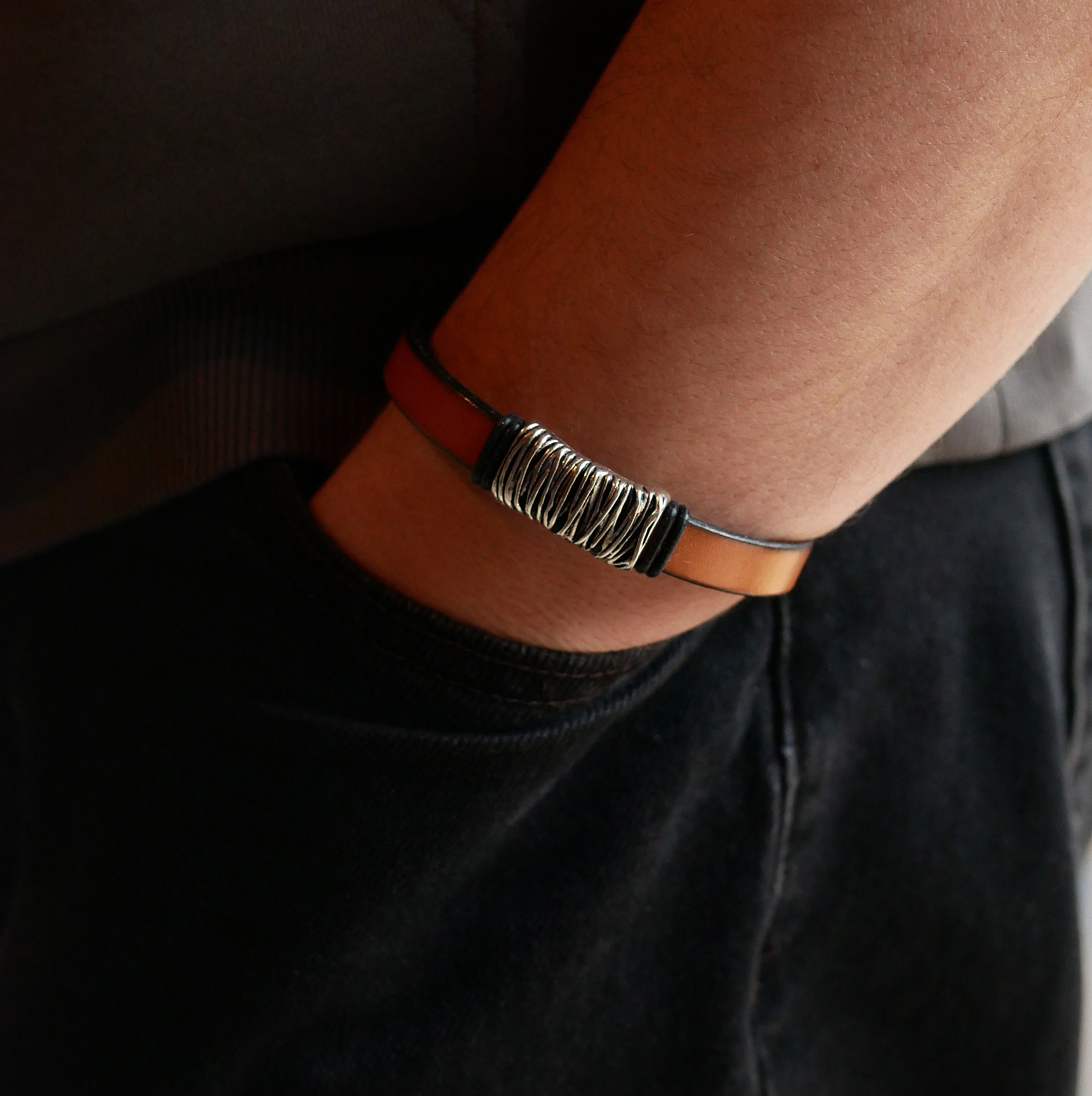 Kamelfarget l&aelig;rrem med flettet metalldekorasjon og T-formet l&aring;s