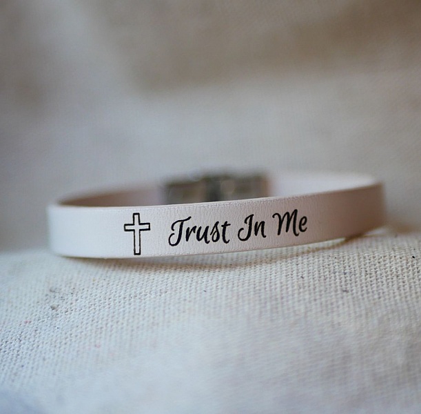 L&aelig;rarmb&aring;nd for nattverd eller d&aring;p personliggjort med fornavn 