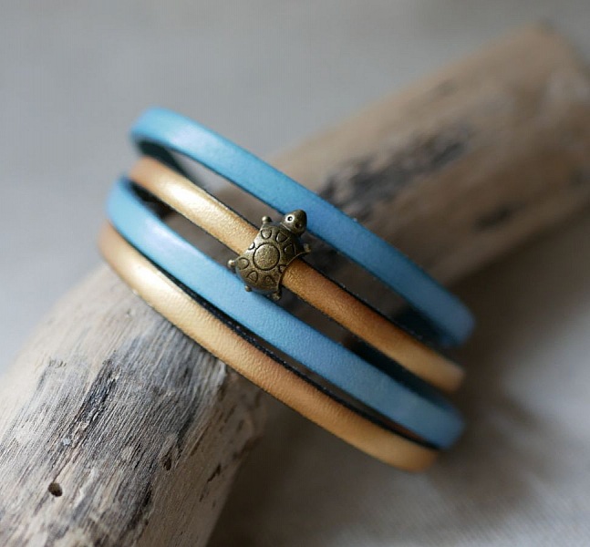 Dobbel l&aelig;rrem i duo dekorert med en bronseskildpadde