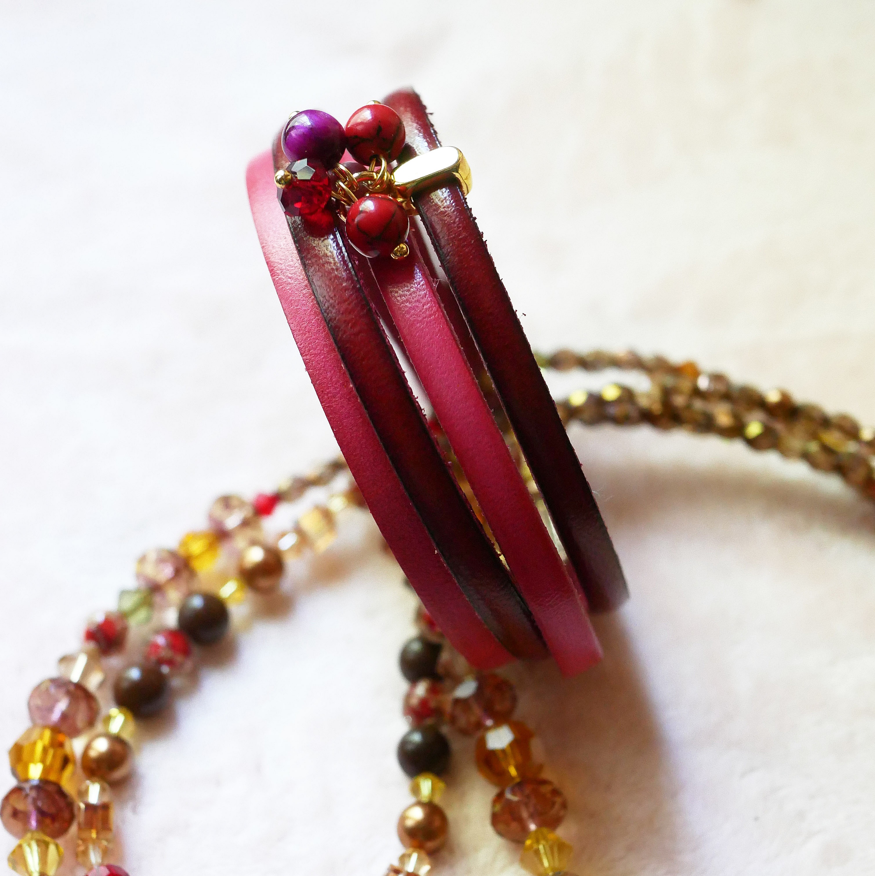 Duo skinnarmb&aring;nd dekorert med fuchsiafargede perler