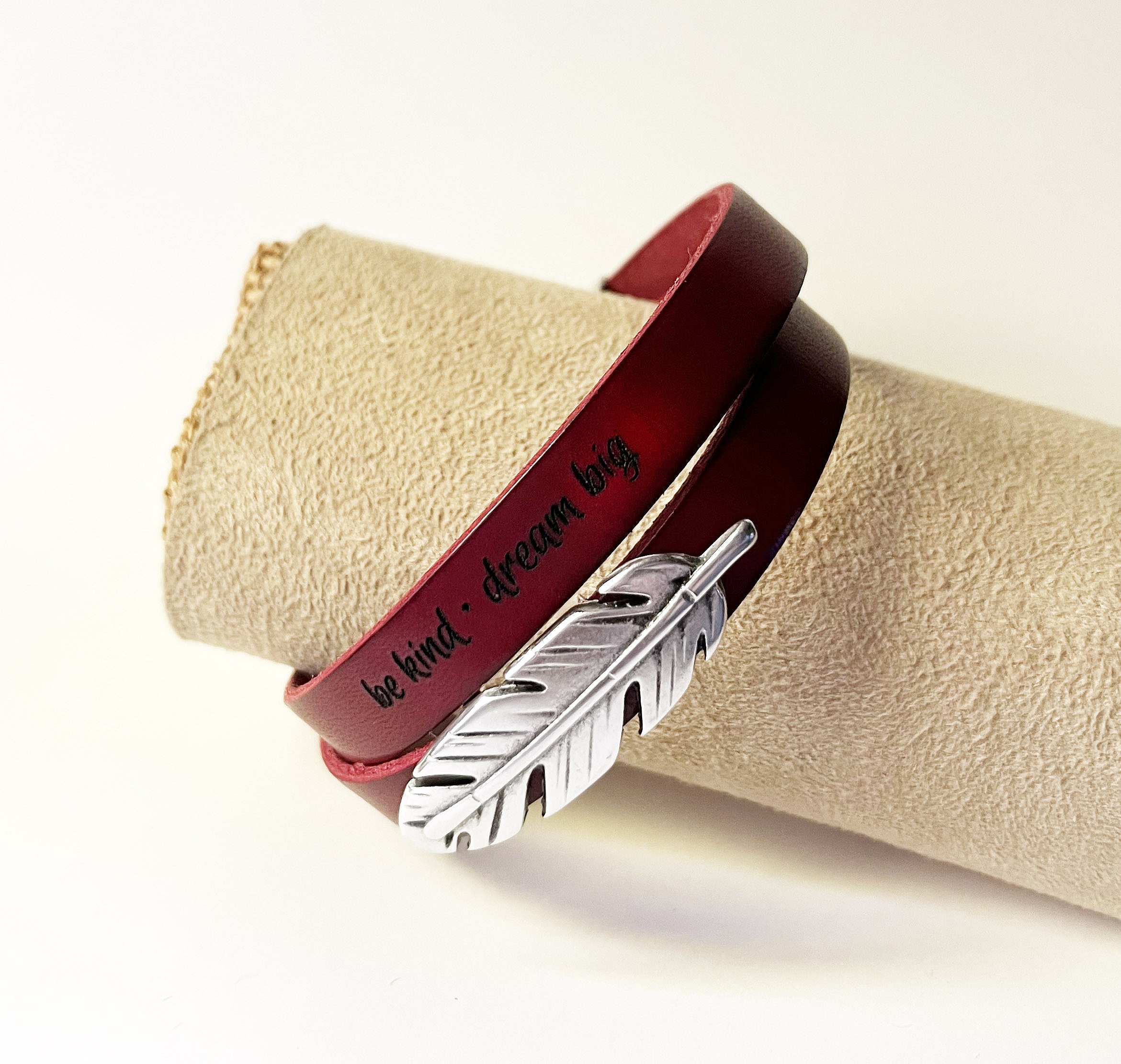 Bracelet cuir double en duo d&eacute;cor&eacute; d'une plume argent&eacute;e