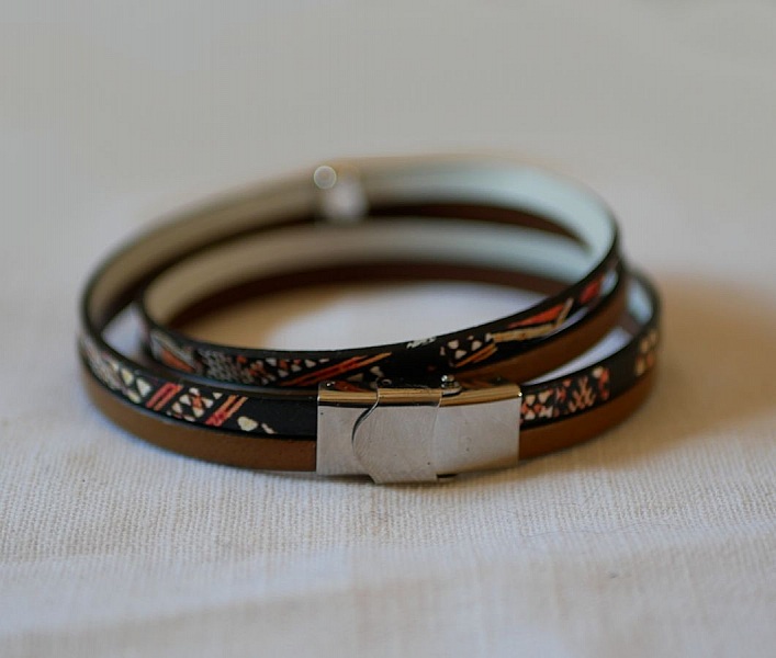 Dobbelt etnisk l&aelig;rarmb&aring;nd med perle sjarm