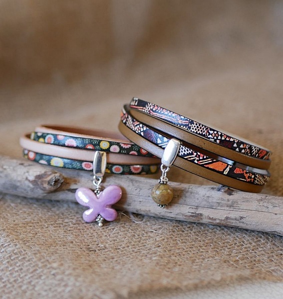 Dobbelt etnisk l&aelig;rarmb&aring;nd med perle sjarm