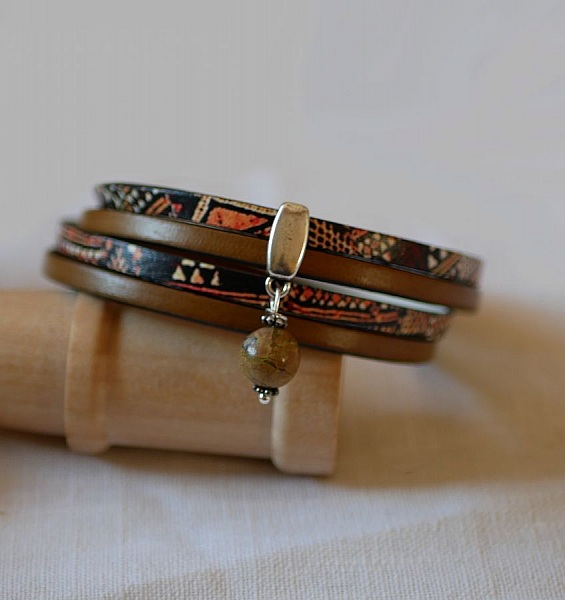 Dobbelt etnisk l&aelig;rarmb&aring;nd med perle sjarm