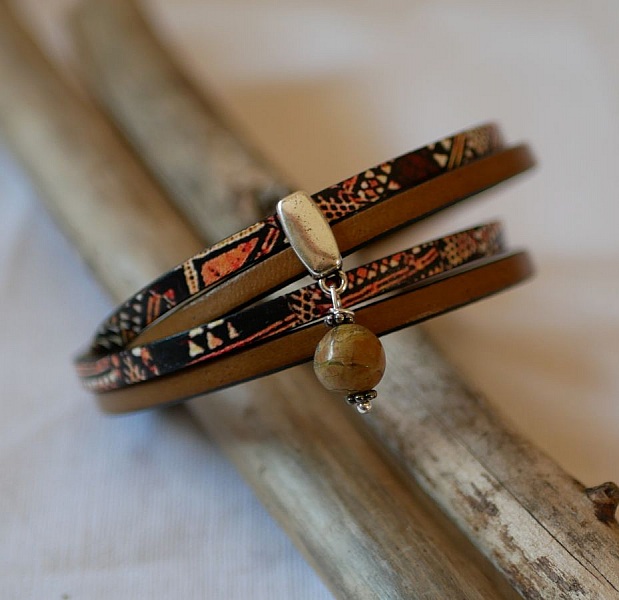 Dobbelt etnisk l&aelig;rarmb&aring;nd med perle sjarm