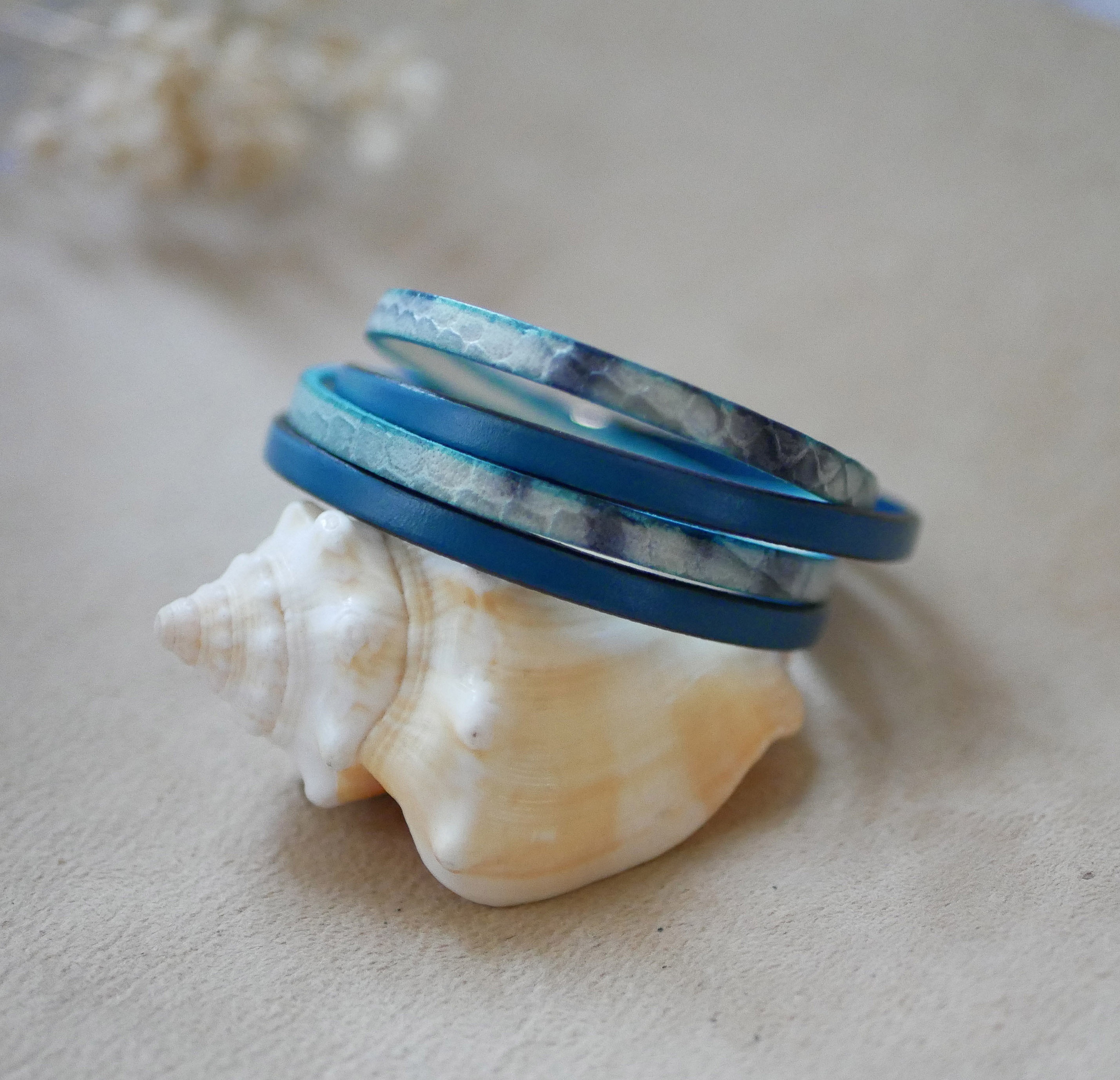 Dobbelt lag med l&aelig;rrem med bl&aring;gr&aring;tt skjelltrykk og en l&aelig;rfarge etter eget valg 