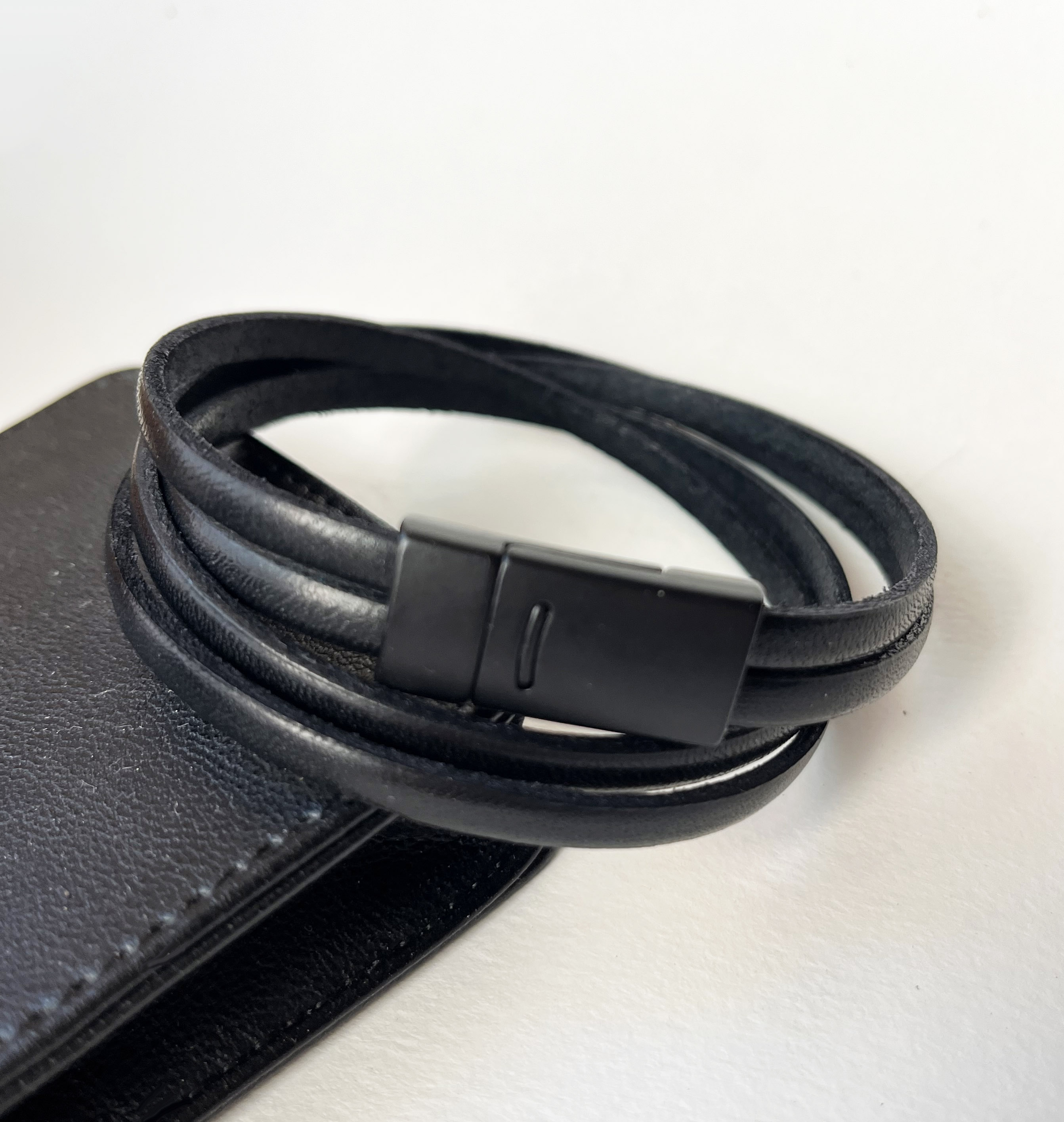 Bracelet cuir double tour fermoir magn&eacute;tique noir ou couleur au choix