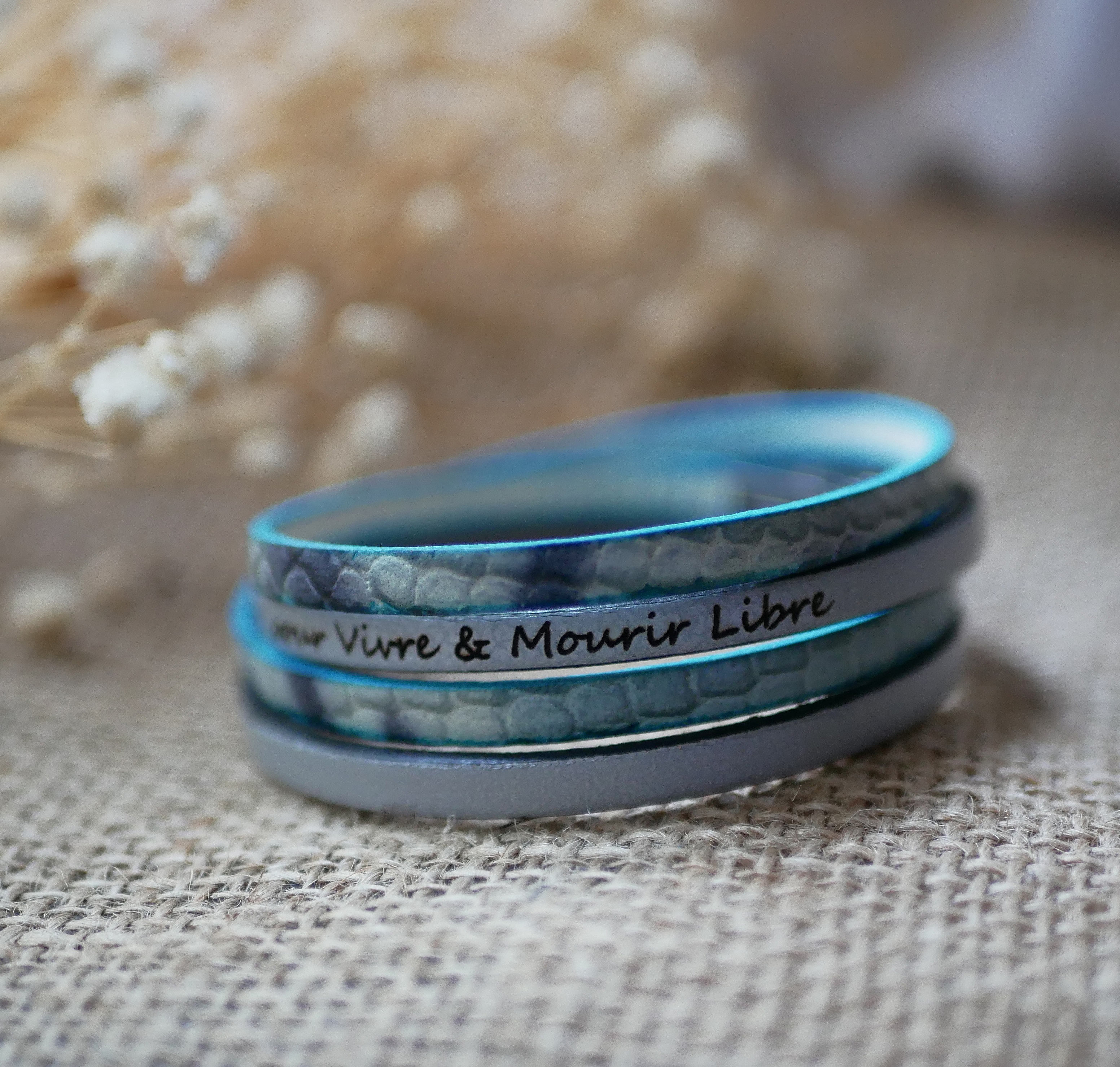 Dobbelt lag med l&aelig;rrem med bl&aring;gr&aring;tt skjelltrykk og en l&aelig;rfarge etter eget valg 