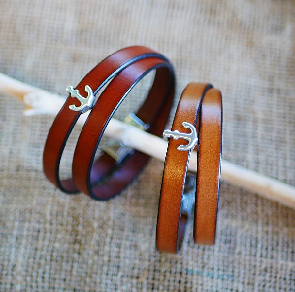 L&aelig;rarmb&aring;nd med dobbelt armb&aring;nd, marinebl&aring; ankerdekorasjon, tilpassbar 