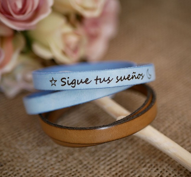 Pappas skinnarmb&aring;nd med dobbel vridning kan tilpasses med gravering