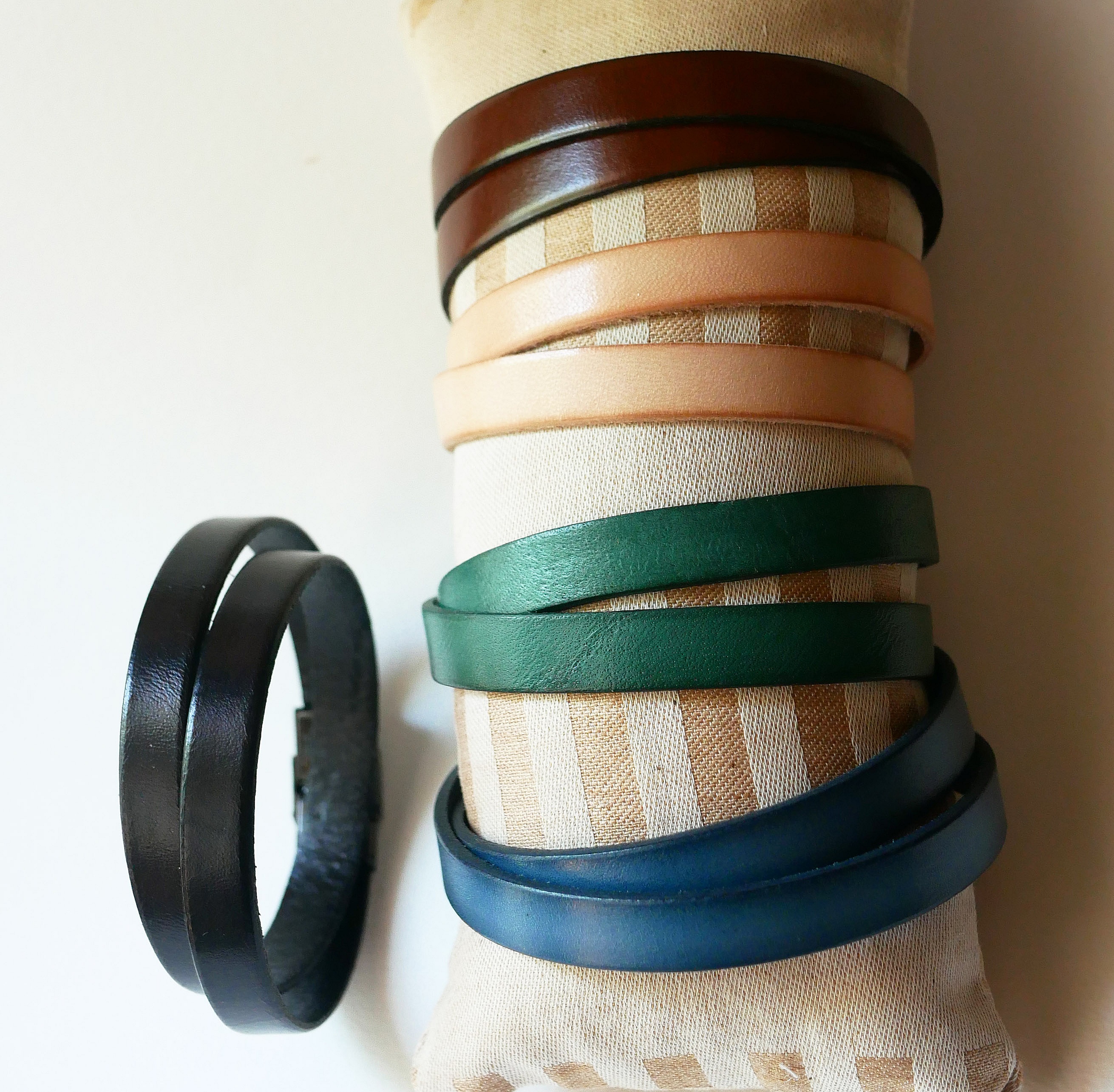 L&aelig;rarmb&aring;nd for menn med to h&aring;ndledd, kan tilpasses ved gravering