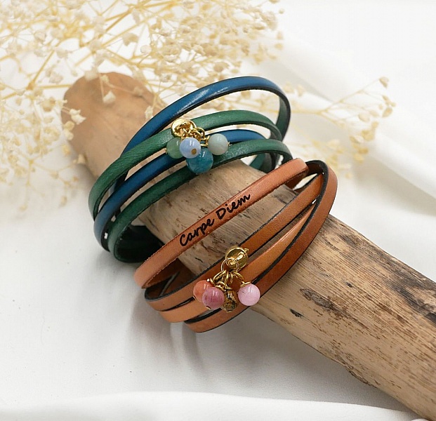 Duo-armb&aring;nd i l&aelig;r med perleanheng som kan tilpasses personlig