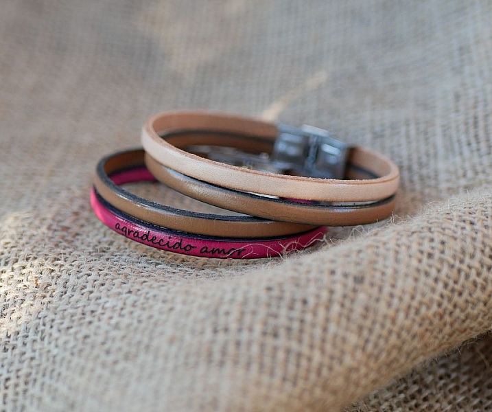 Tilpassbar l&aelig;rrem i to farger for menn og kvinner