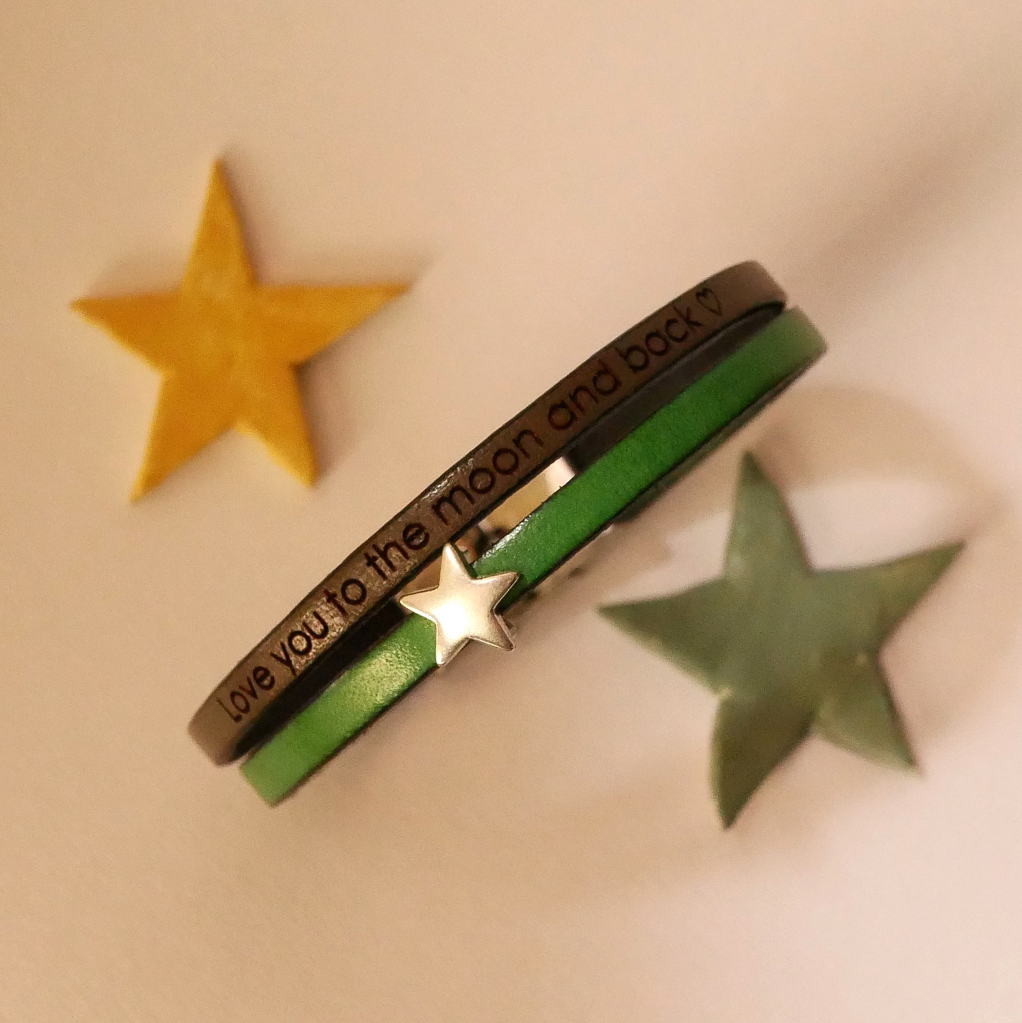 Duo-armb&aring;nd i l&aelig;r som kan personliggj&oslash;res med et hjerte, en stjerne eller en uendelig sl&oslash;yfe