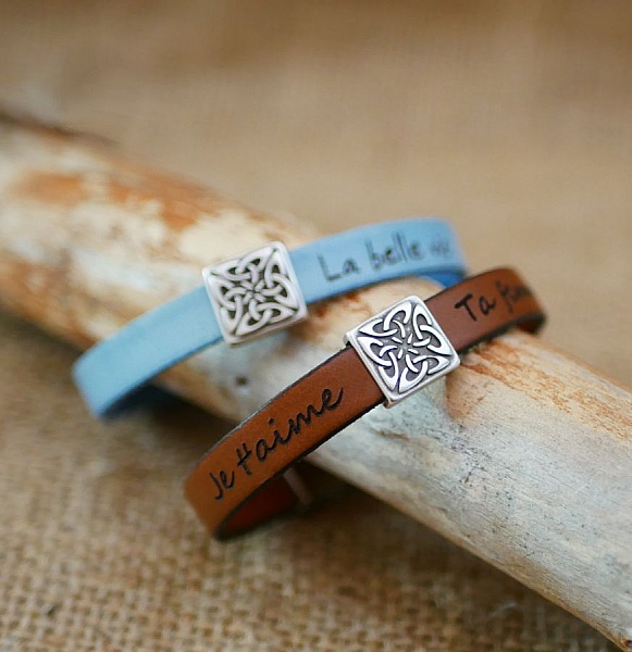 L&aelig;rarmb&aring;nd dekorert med en keltisk firkant som kan personaliseres ved gravering