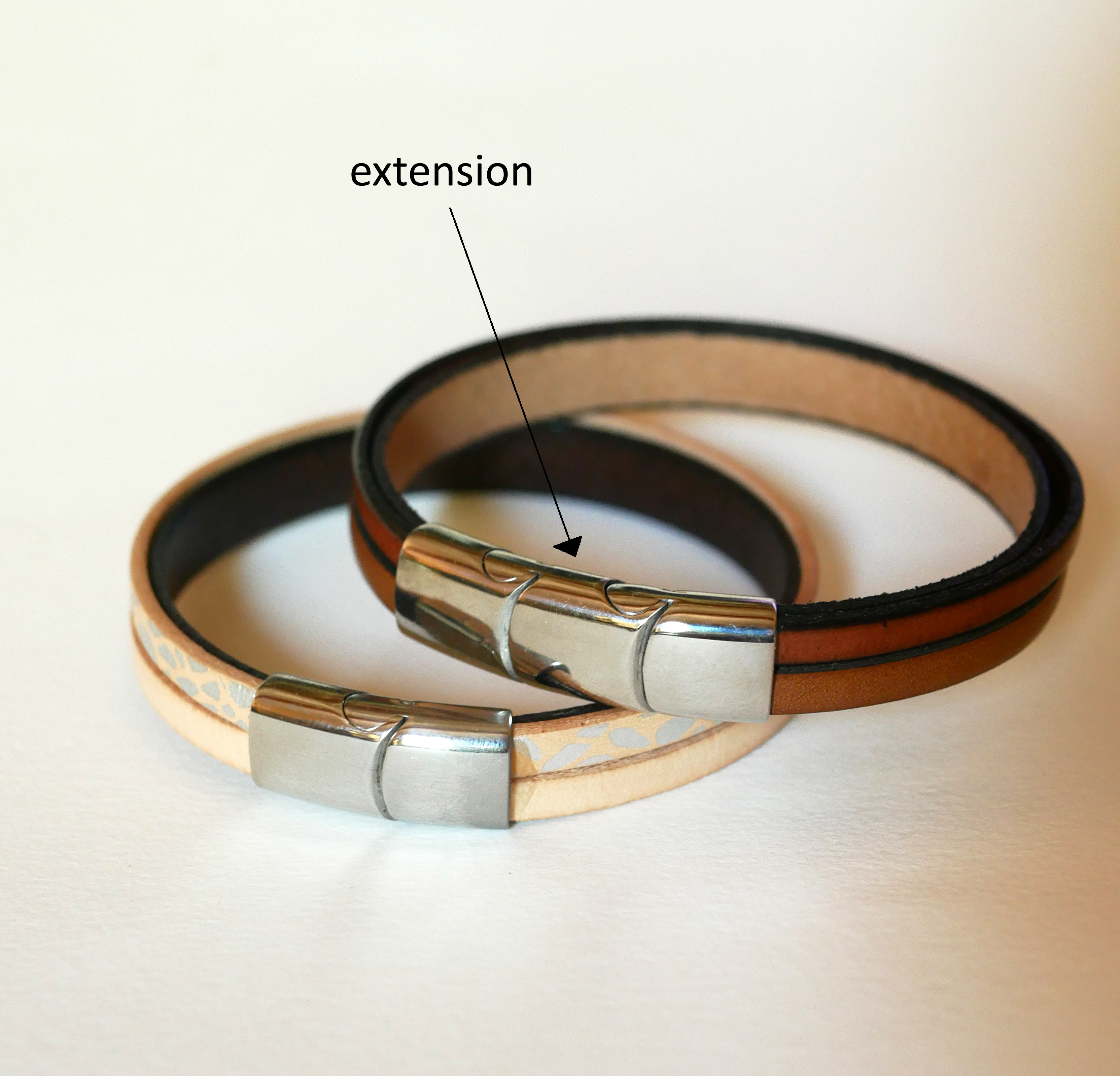 Brunt l&aelig;rarmb&aring;nd med flettet metallforing og magnetl&aring;s