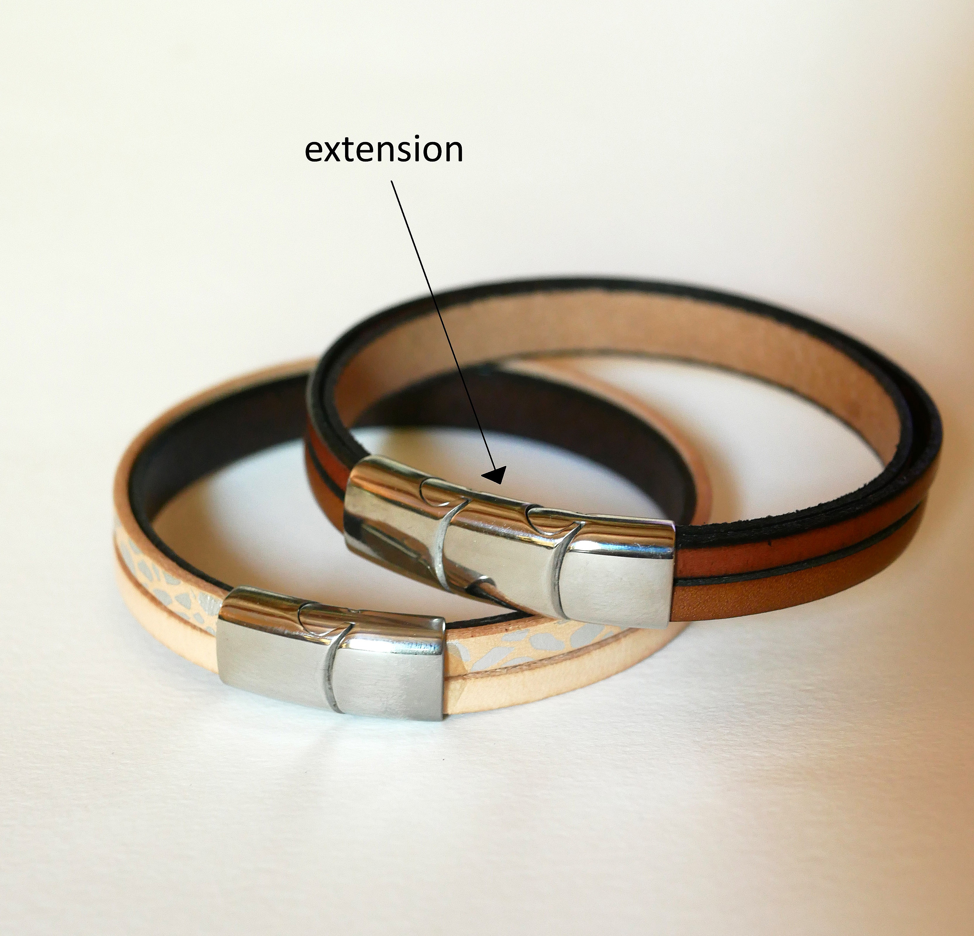 Brunt l&aelig;rarmb&aring;nd med flettet metallforing og magnetl&aring;s