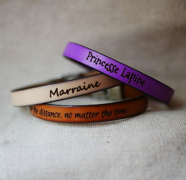 Damearmb&aring;nd i l&aelig;r med gullspenne som kan personaliseres med gravering 