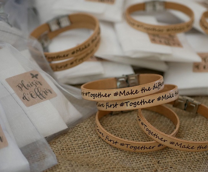 Skreddersydd gravert l&aelig;rarmb&aring;nd til kvinner