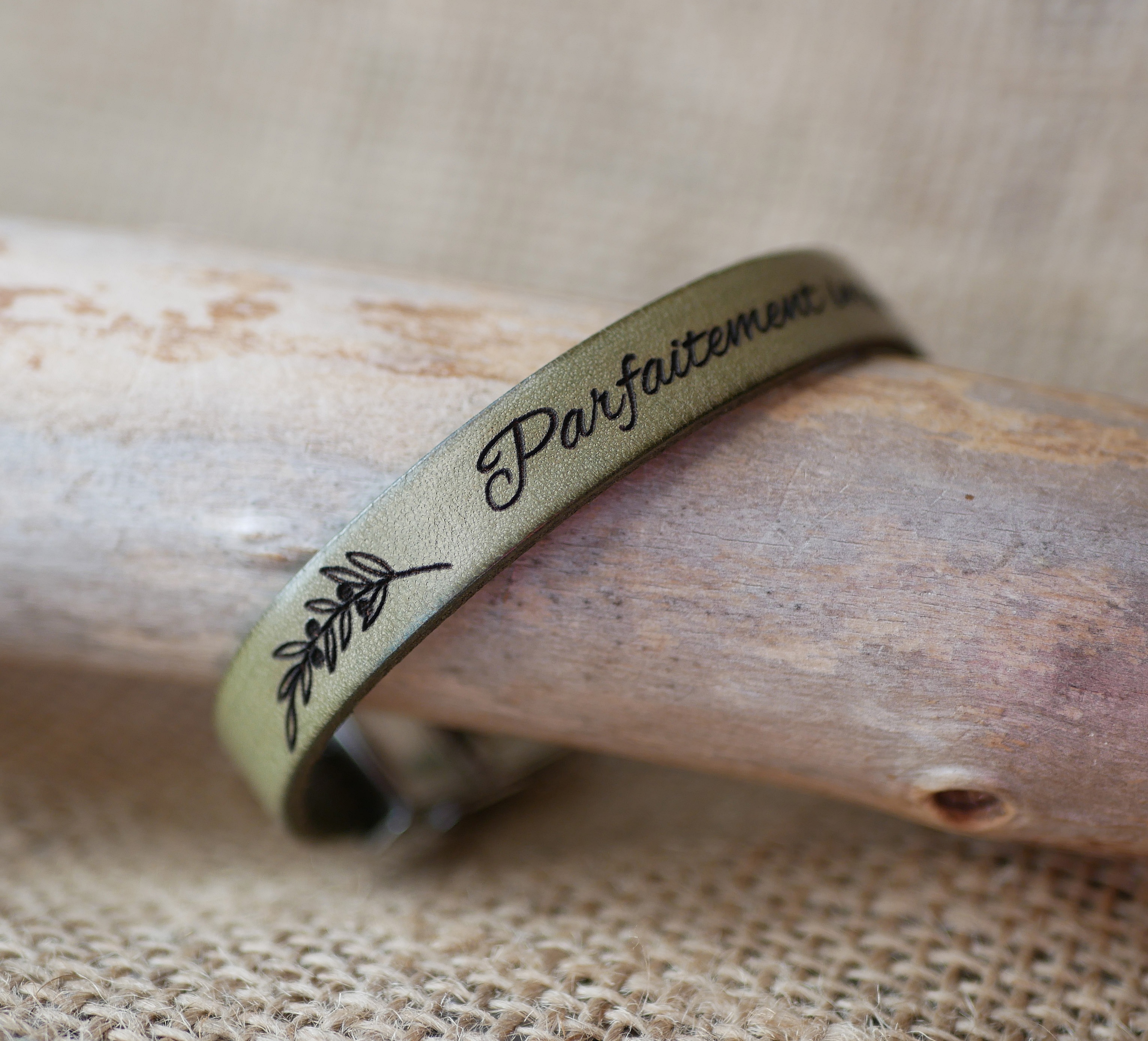 Skreddersydd gravert l&aelig;rarmb&aring;nd til kvinner