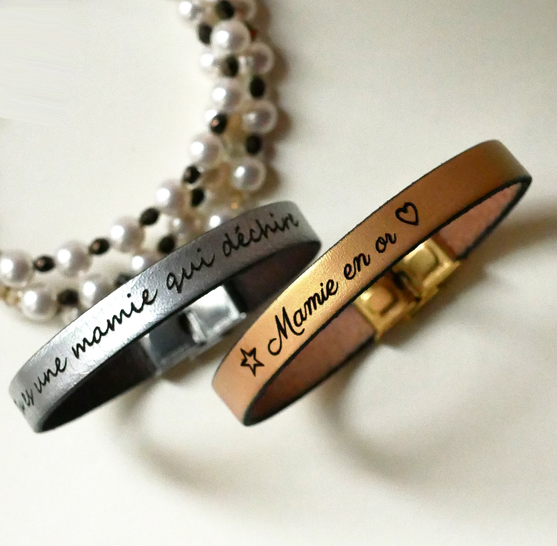 Skreddersydd gravert l&aelig;rarmb&aring;nd til kvinner