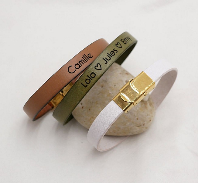 Damearmb&aring;nd i l&aelig;r med gullspenne som kan personaliseres med gravering 