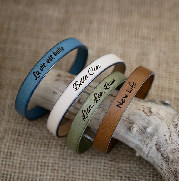 Justerbar l&aelig;rrem med svart l&aring;s for personlig inngravering 